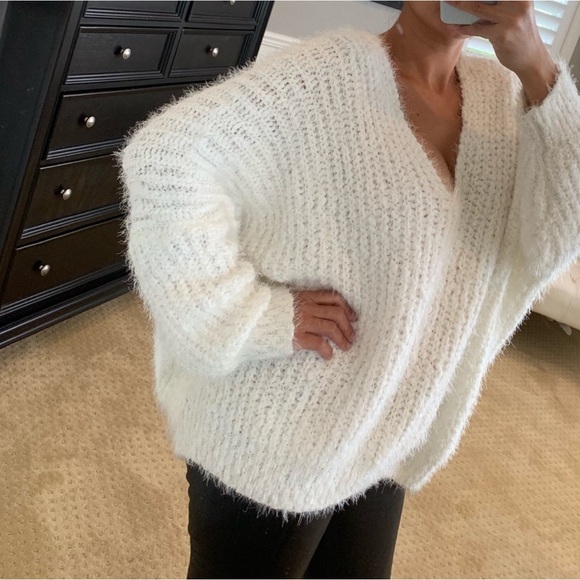 POL Chic Oversized Women’s V Neck White Sweater in Size Large EUC - Picture 5 of 12